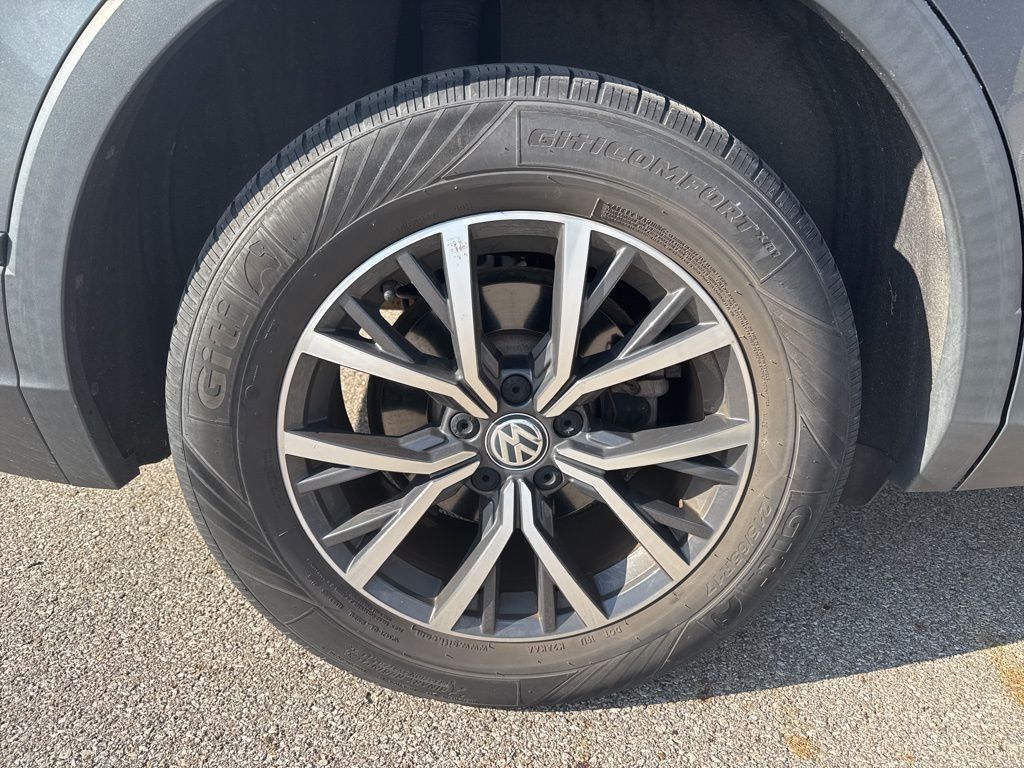 2019 Volkswagen Tiguan SEL R-Line photo 11