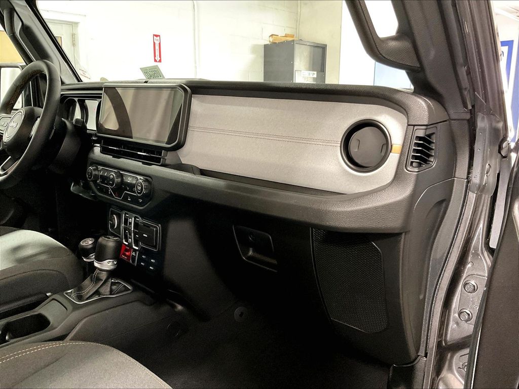2024 Jeep Wrangler — photo 13