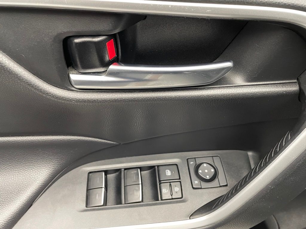 Thumbnail: 2022 Toyota RAV4 - 10