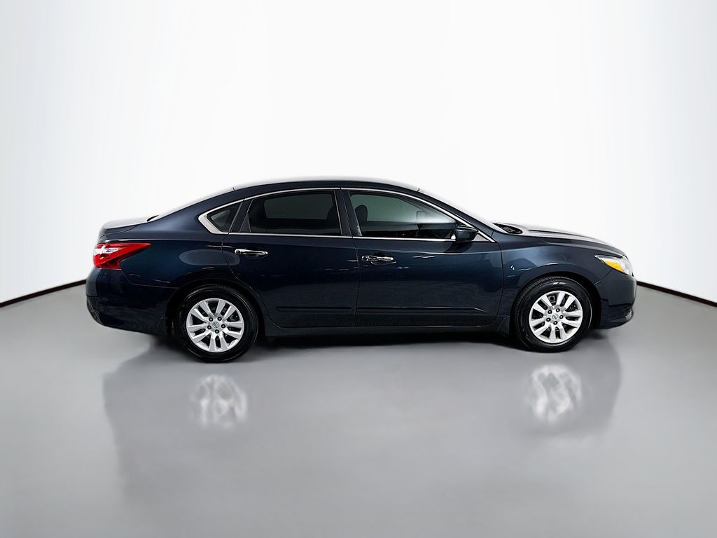 Thumbnail: 2017 Nissan Altima - 4