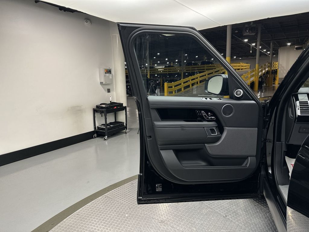 Thumbnail: 2019 Land Rover Range Rover - 14
