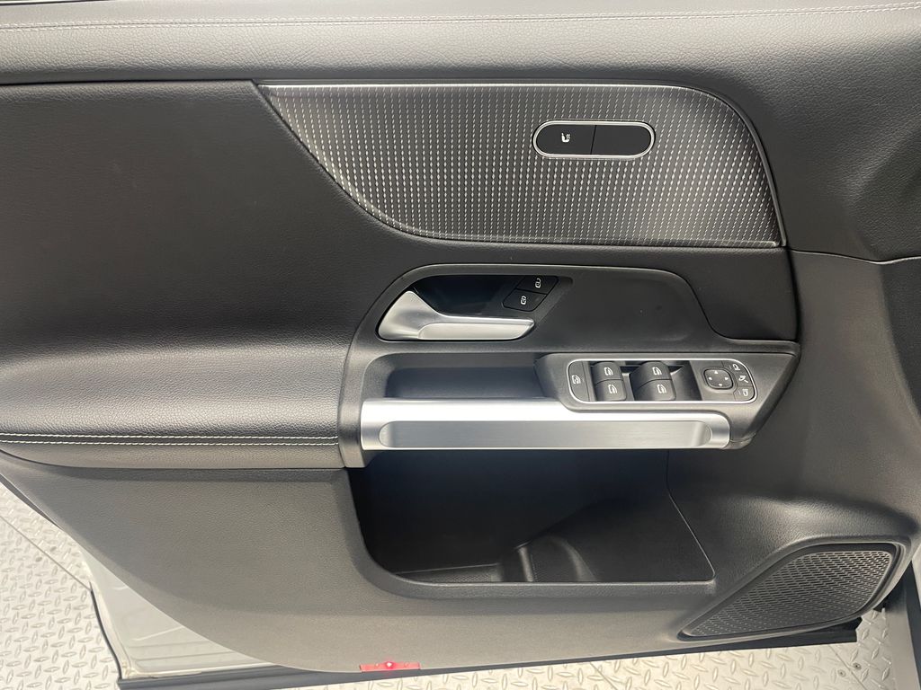 Thumbnail: 2022 Mercedes-Benz GLB - 9