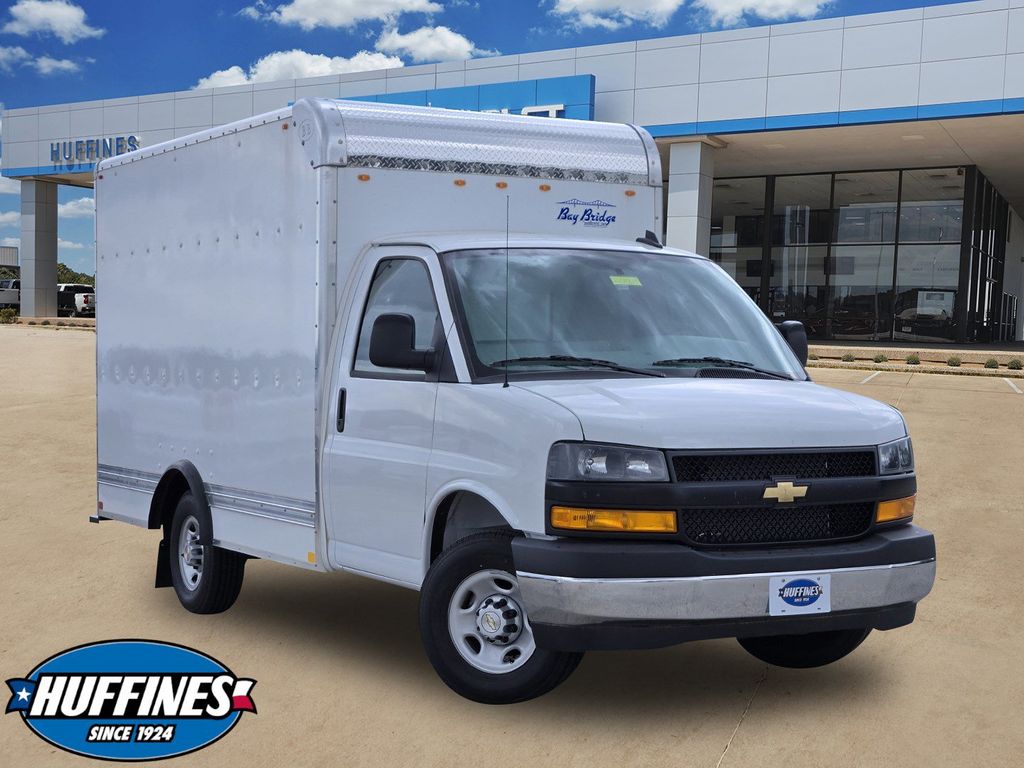 Summit White 2026 Chevrolet Express Chassis Van Rear-Wheel Drive 8-Speed Automatic