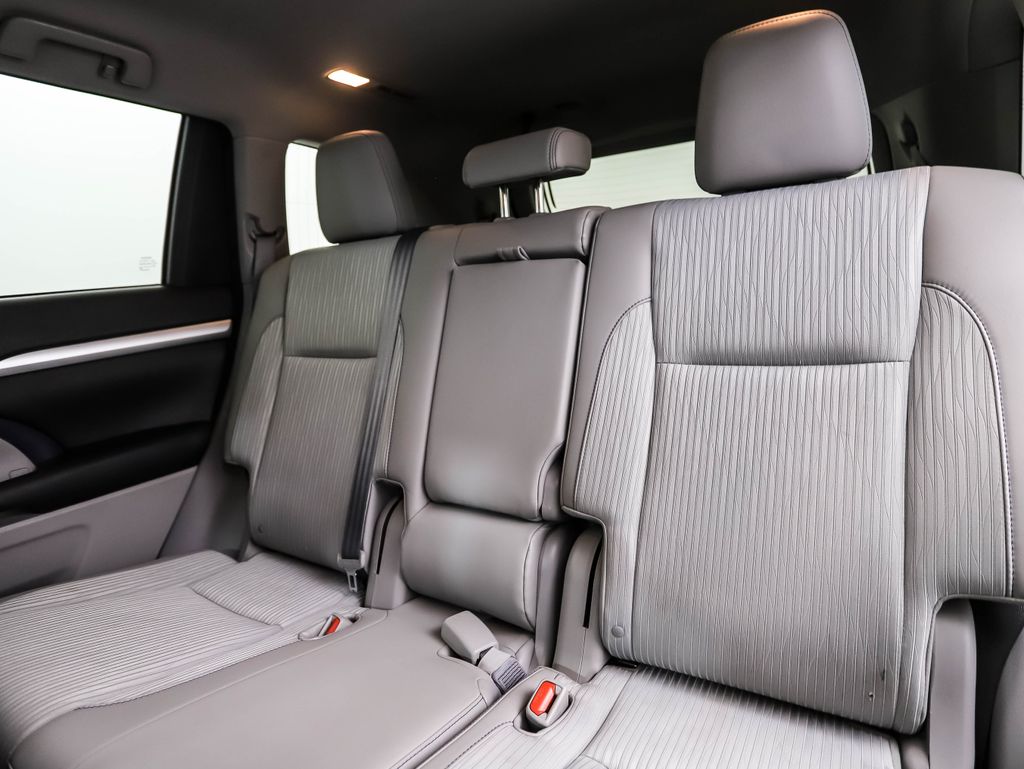 Thumbnail: 2016 Toyota Highlander - 22