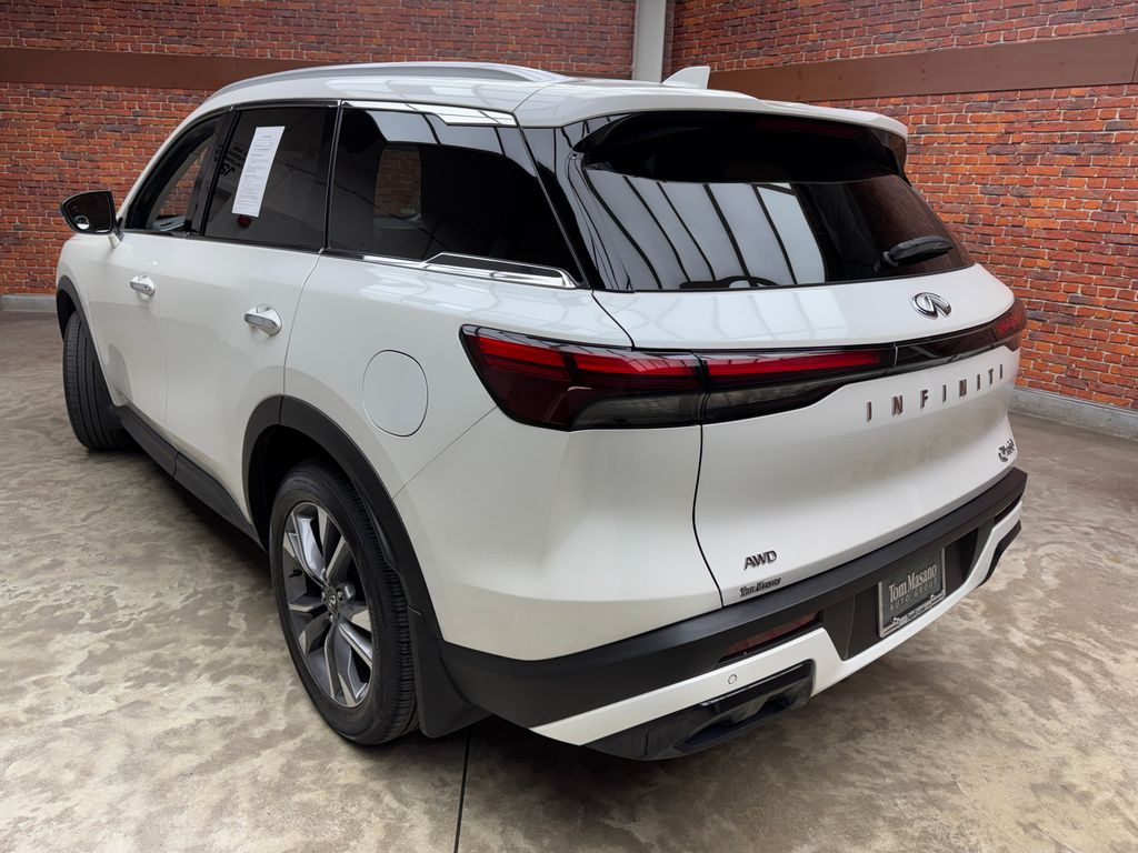Used 2024 White INFINITI LUXE image 2