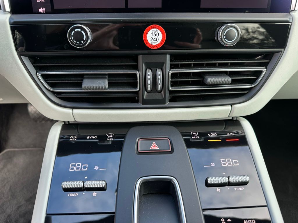 Thumbnail: 2022 Porsche Macan - 26