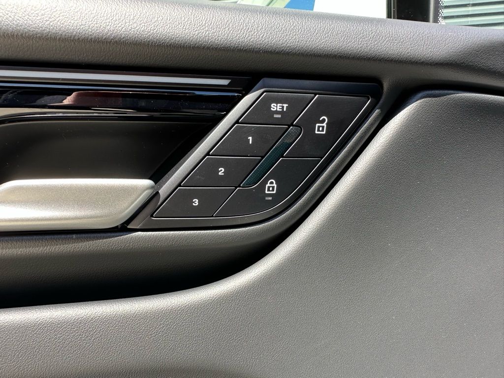 Thumbnail: 2026 Porsche Macan - 20