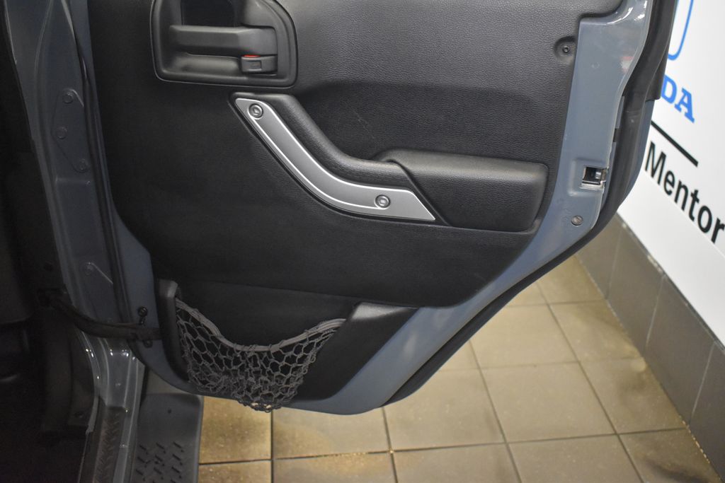 2014 Jeep Wrangler Unlimited Sahara 28
