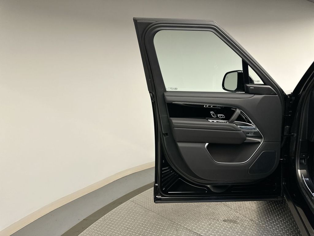 2025 Land Rover Range Rover SE 8