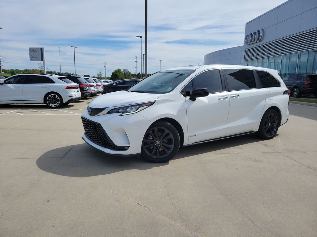 Super White 2021 Toyota Sienna XSE 7-Passenger FWD Minivan Front-Wheel Drive Continuously Variable Transmission