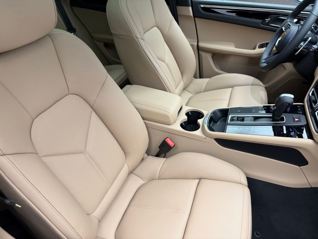 Thumbnail: 2026 Porsche Macan - 31