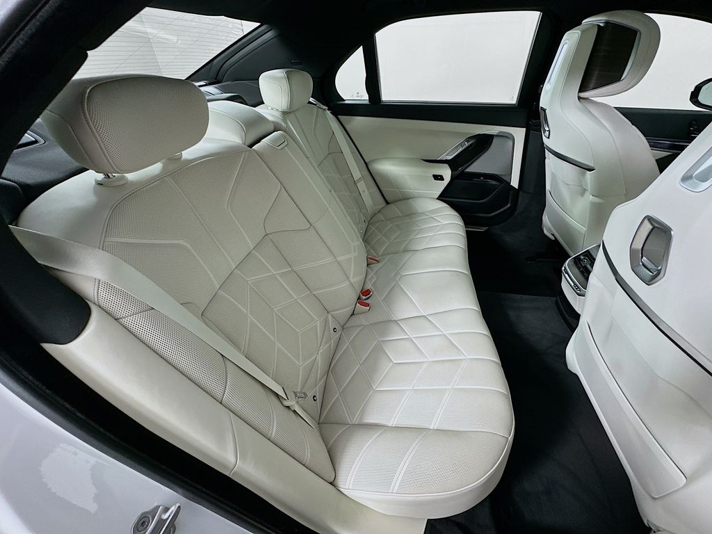 Thumbnail: 2023 BMW 7 Series - 28