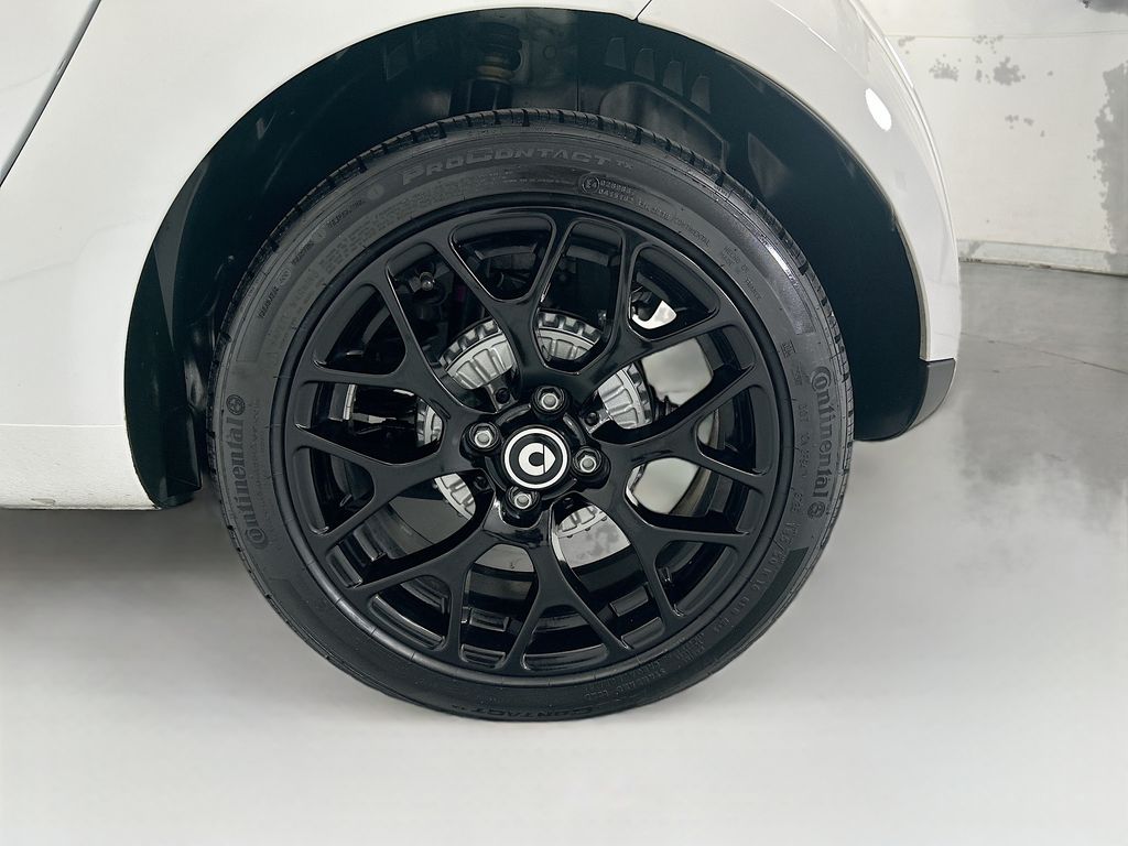 Thumbnail: 2019 smart fortwo - 25
