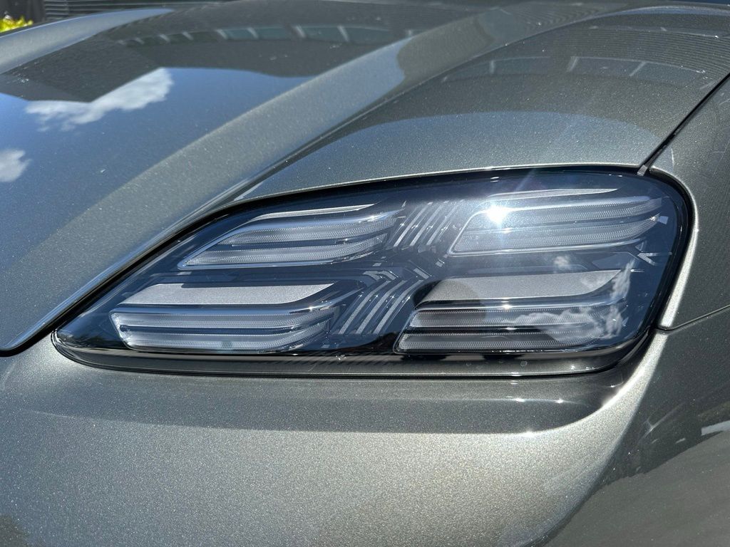 Thumbnail: 2025 Porsche Macan - 13