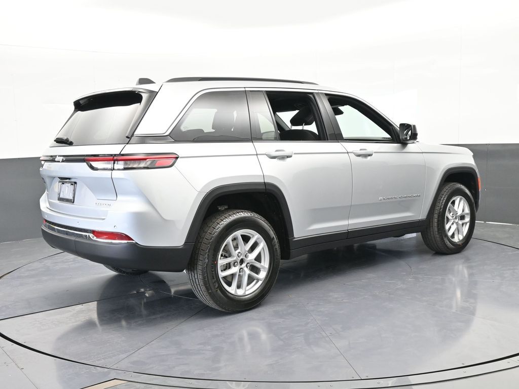 New 2026 Silver Zynith Jeep Laredo X image 6