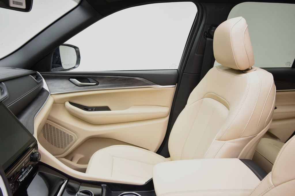 new 2025 Jeep Grand Cherokee car, priced at $43,897