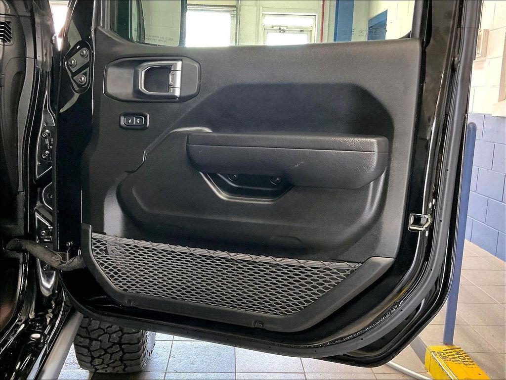 2026 Jeep Gladiator — photo 11
