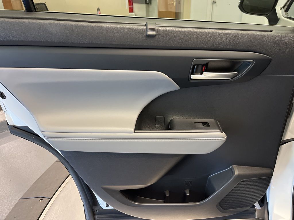 Thumbnail: 2023 Toyota Highlander - 22