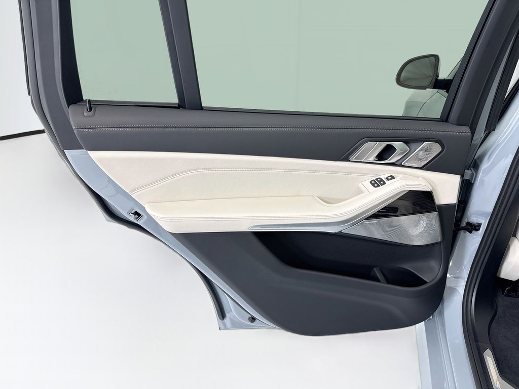 Thumbnail: 2027 BMW X7 - 25