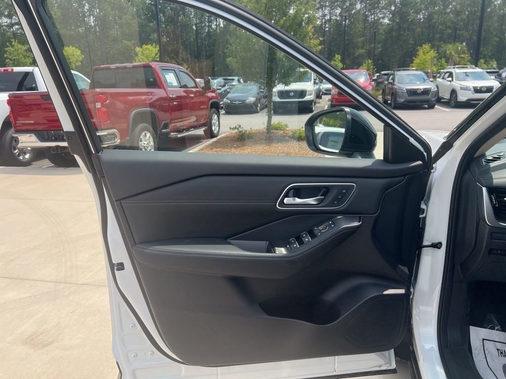 2025 Everest White Pearl/Super Black Nissan Rogue Platinum FWD SUV