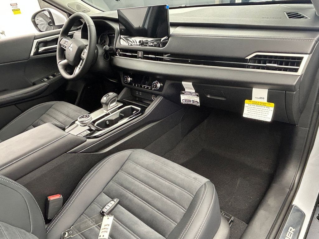 New 2026 Diamond White Mitsubishi SE image 53