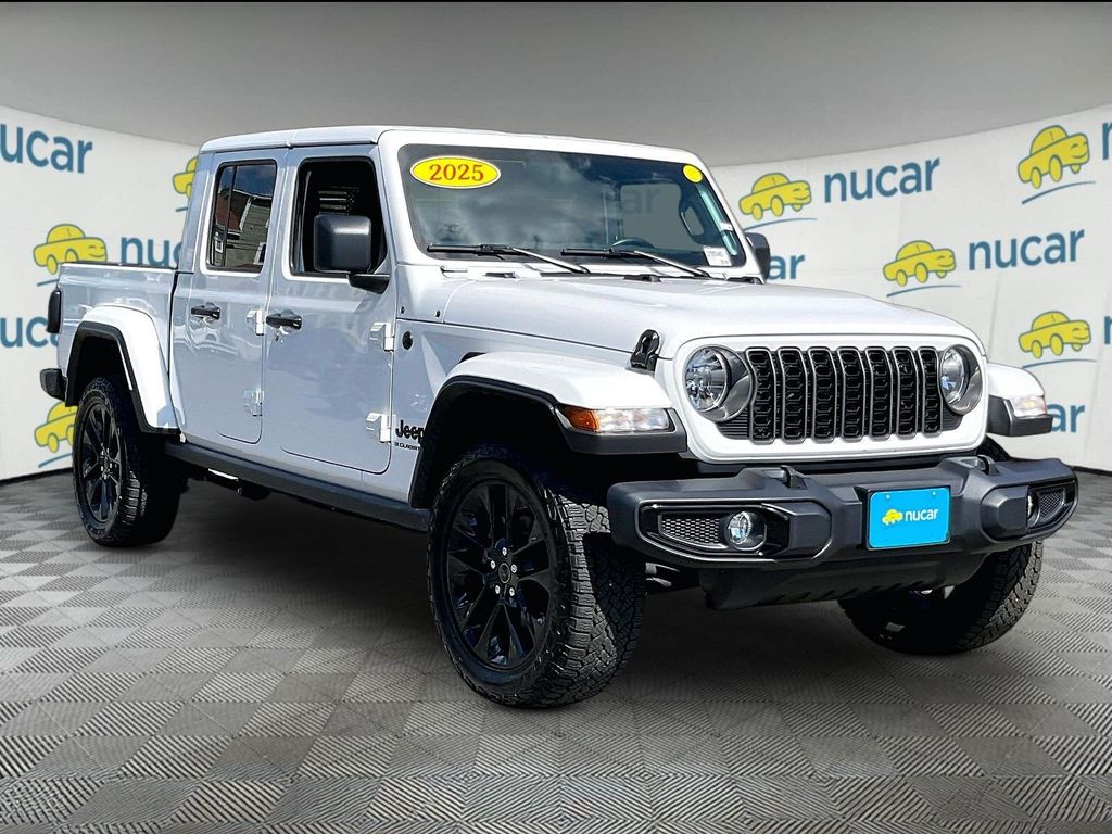 Bright White Clearcoat 2025 Jeep Gladiator Pickup Truck Four-Wheel Drive 8-Speed Automatic