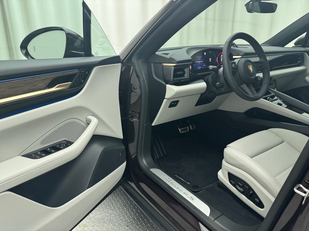 Thumbnail: 2025 Porsche Macan - 4
