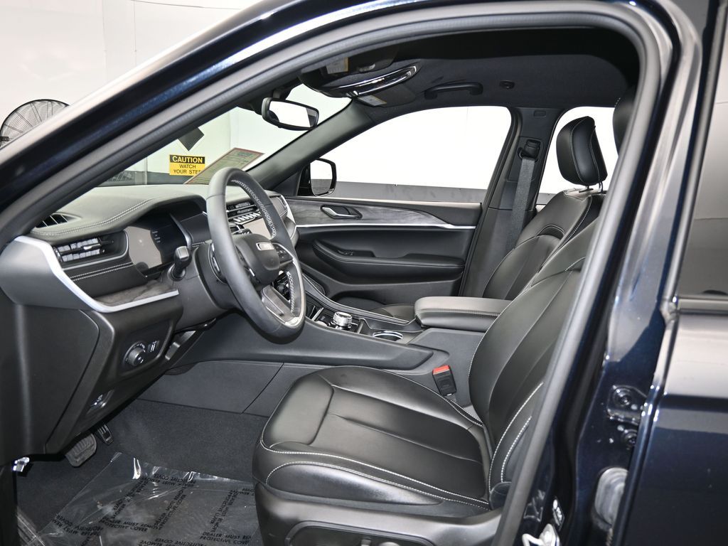 Used 2024 Midnight Sky Jeep Limited image 11