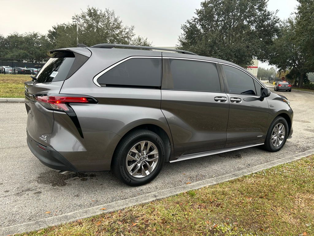 Thumbnail: 2021 Toyota Sienna - 5
