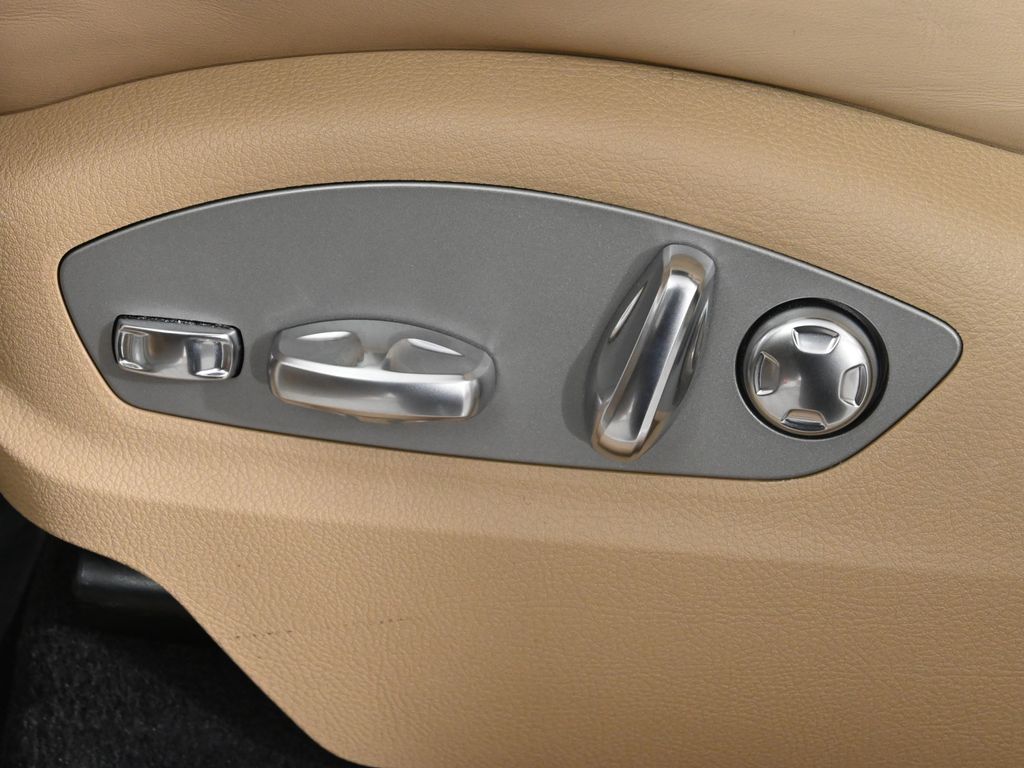 Thumbnail: 2023 Porsche Macan - 31