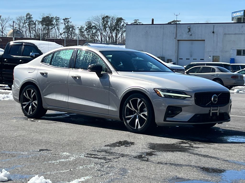 2024 Volvo S60 B5 Core Dark Theme FWD