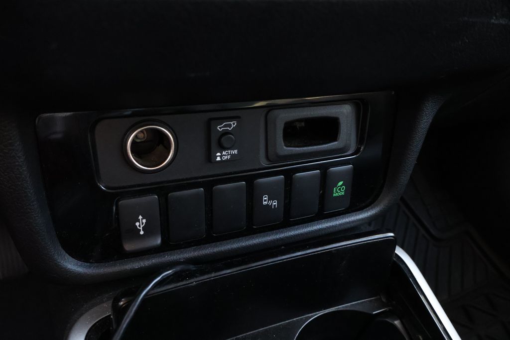 Thumbnail: 2020 Mitsubishi Outlander - 26