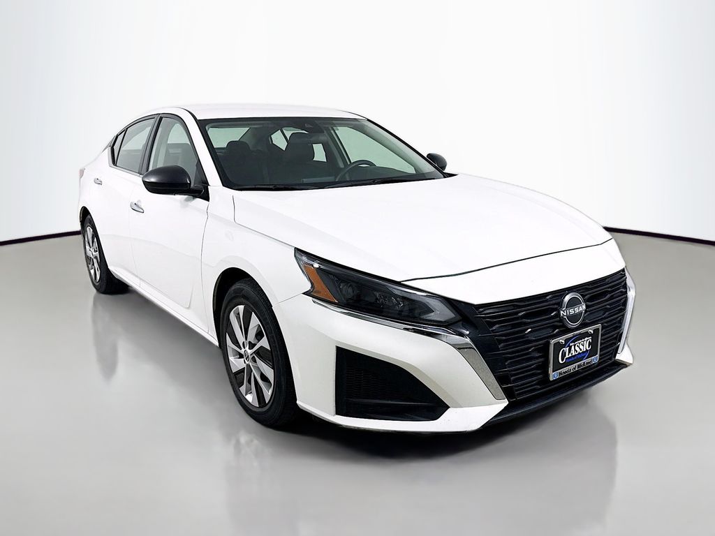 Glacier White 2024 Nissan Altima Sedan Front-Wheel Drive Continuously Variable Transmission