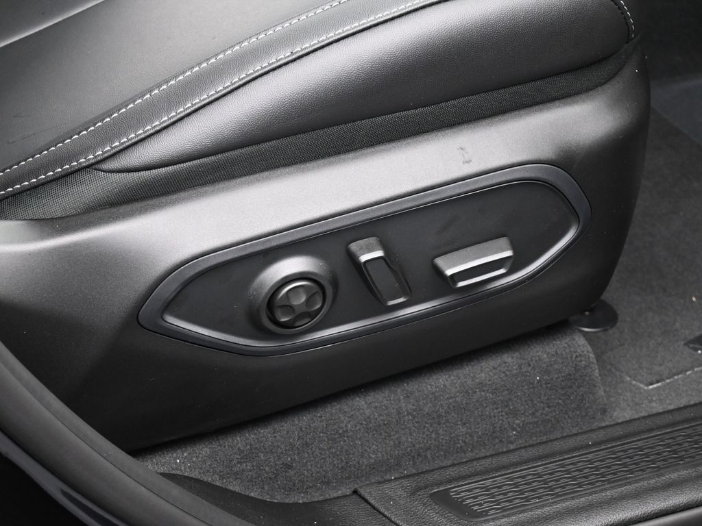 Used 2025 Diamond Black Crystal Pearlcoat Jeep Limited image 33