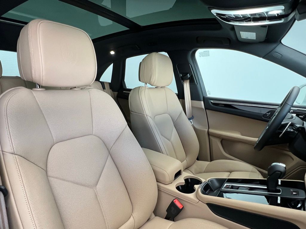 2025 Porsche Macan  18