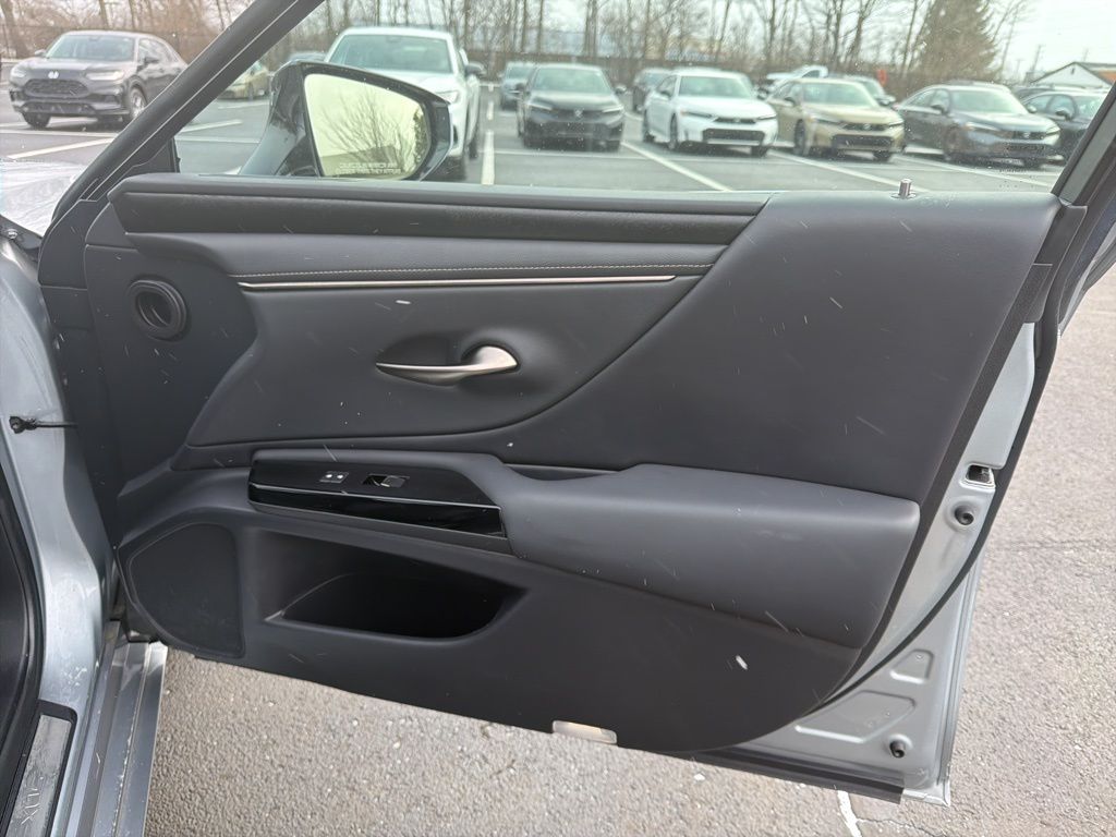 Thumbnail: 2022 Lexus ES - 26