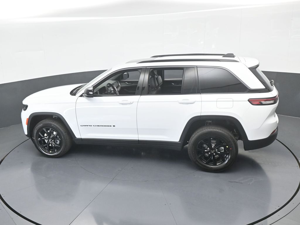 New 2026 Bright White Clearcoat Jeep Laredo image 44