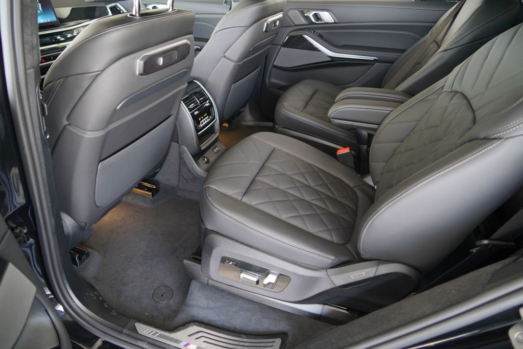 Thumbnail: 2027 BMW X7 - 18