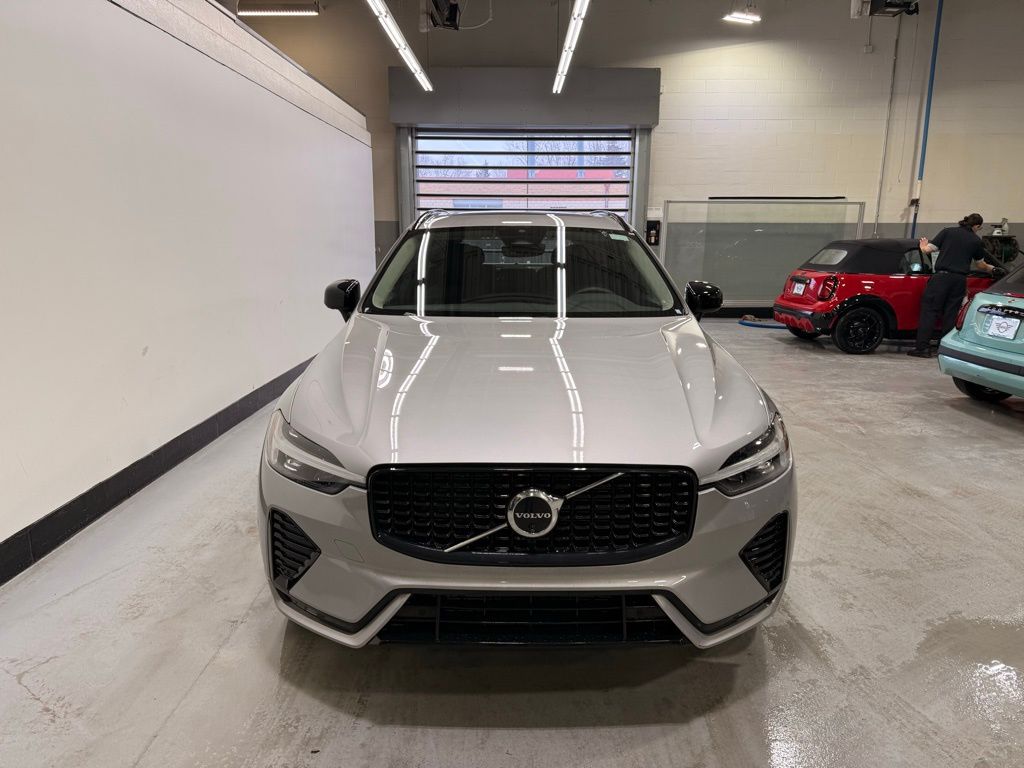 Thumbnail: 2025 Volvo XC60 - 8