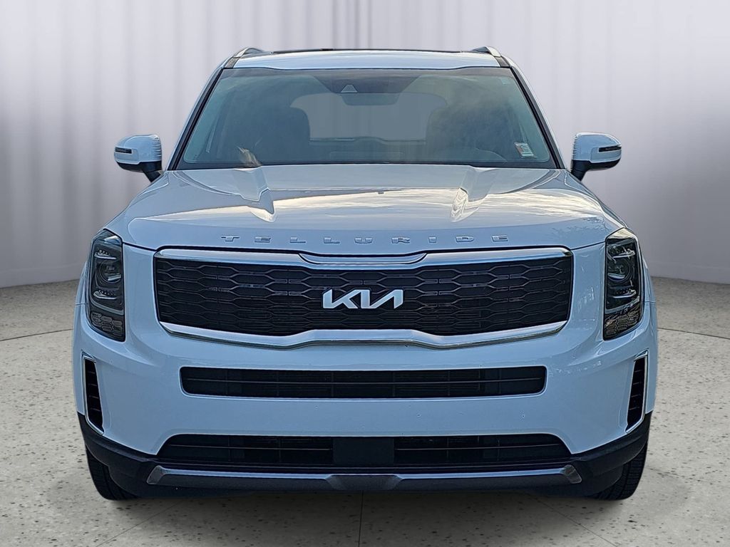 Used 2022 White Kia S image 8