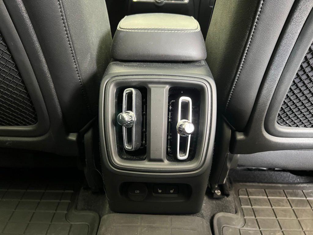 Thumbnail: 2021 Volvo XC40 - 9