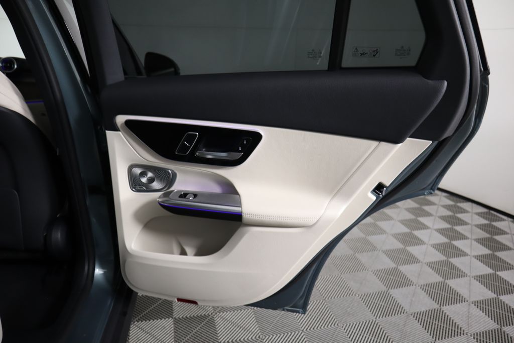 2025 Mercedes-Benz GLC 300 29