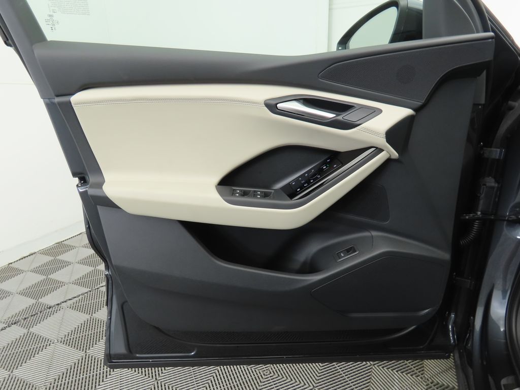 Thumbnail: 2025 Audi Q6 e-tron - 26