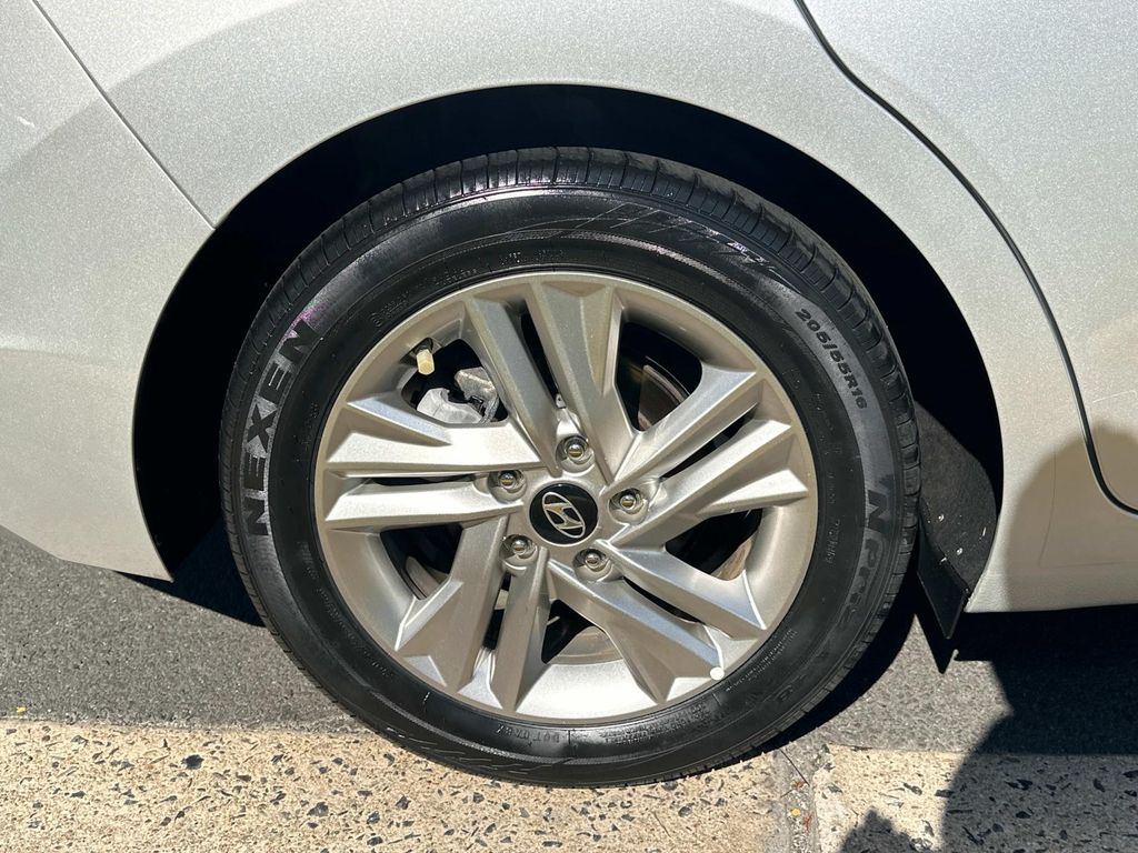 Thumbnail: 2019 Hyundai Elantra - 16