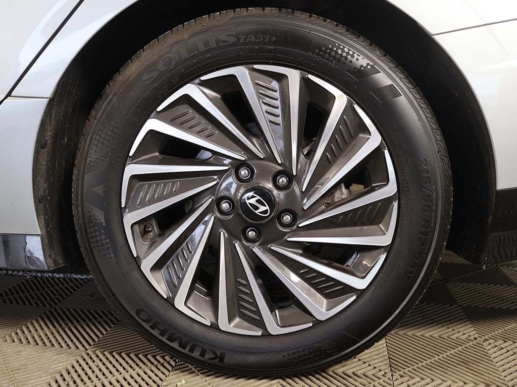 Certified Used 2025 Silver Hyundai SEL image 18