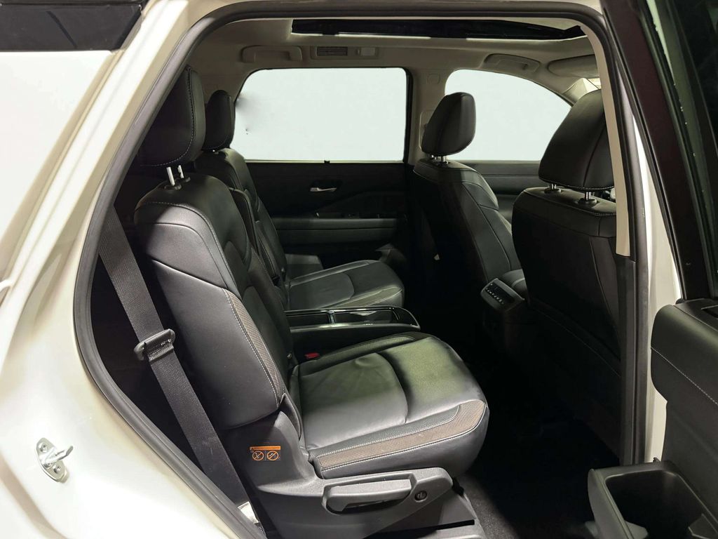 Certified Used 2024 Pearl White Tricoat/Super Black Nissan SL image 28