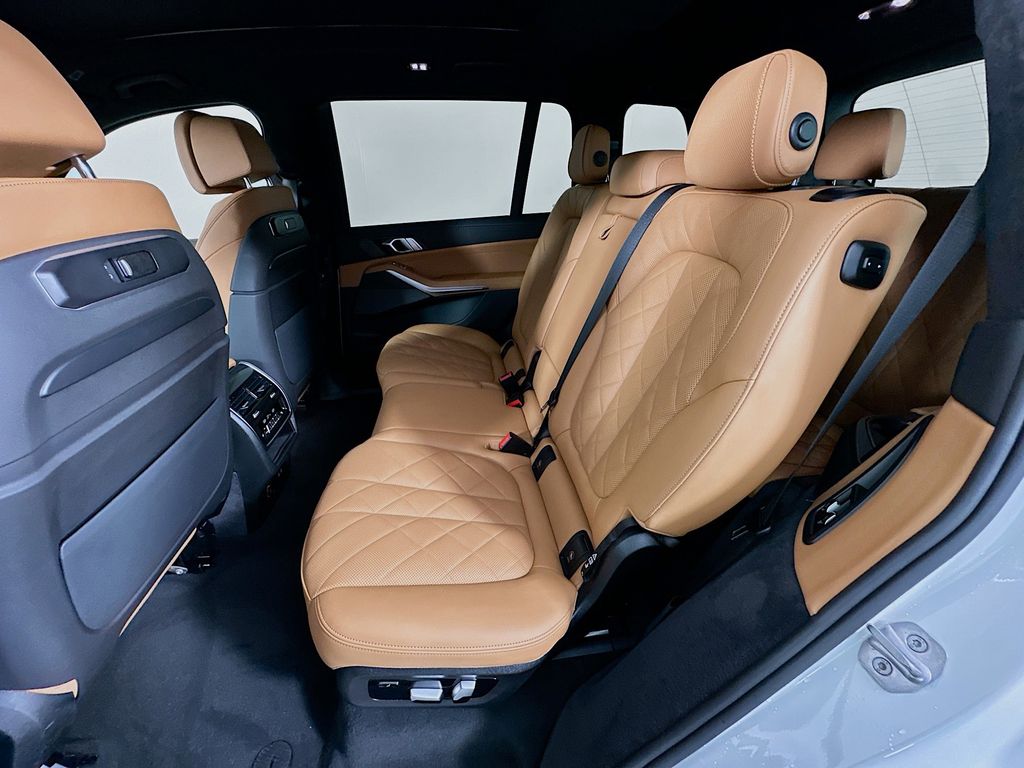 Thumbnail: 2025 BMW X7 - 25