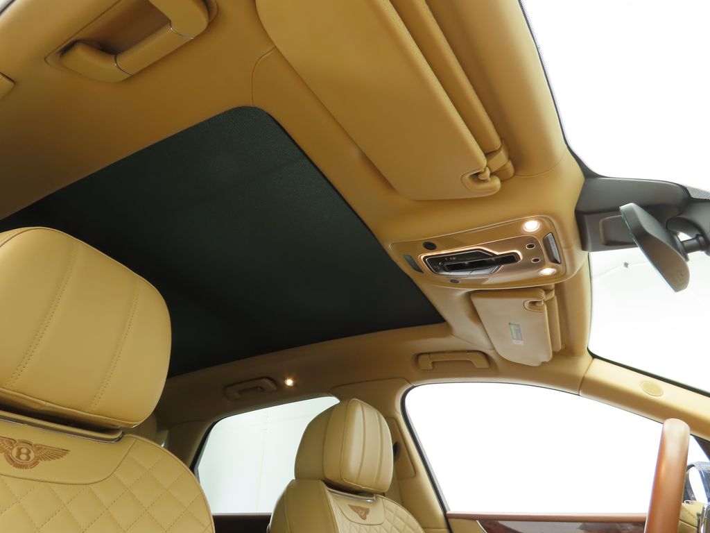 Thumbnail: 2018 Bentley Bentayga - 18
