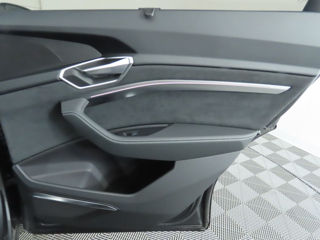 2022 Audi e-tron S Prestige 28
