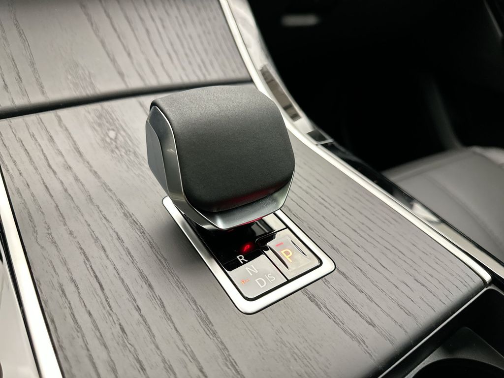 2026 Land Rover Range Rover Velar Dynamic SE 11